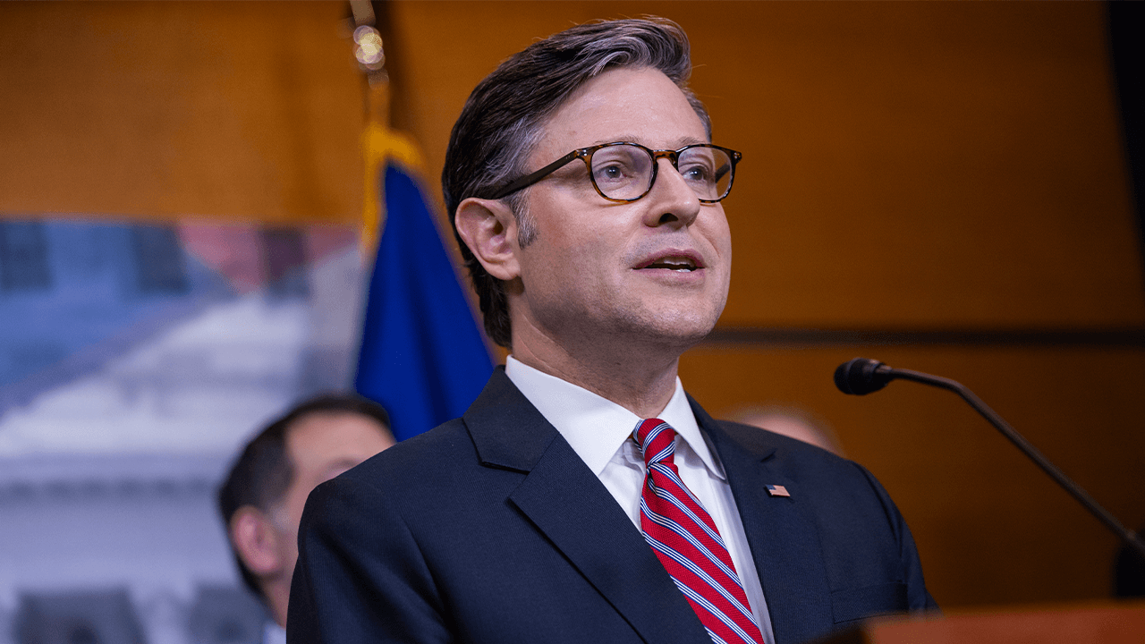 El presidente Johnson llega a un acuerdo tentativo con los republicanos de estados azules para aumentar el límite a la deducción "SALT"