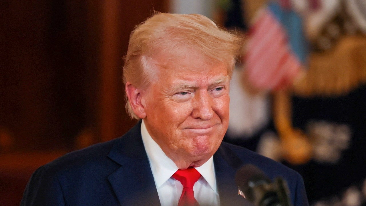 Trump publica una imagen de sí mismo como Papa mediante inteligencia artificial en medio de la búsqueda de un nuevo pontífice en el Vaticano