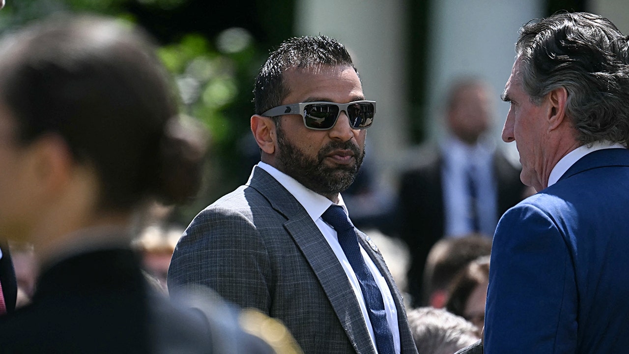 Kash Patel stellt „Verschwörungstheorien“ zur Bondi-Fehde in den Raum, während MAGA wegen Epstein-Akten aufregt