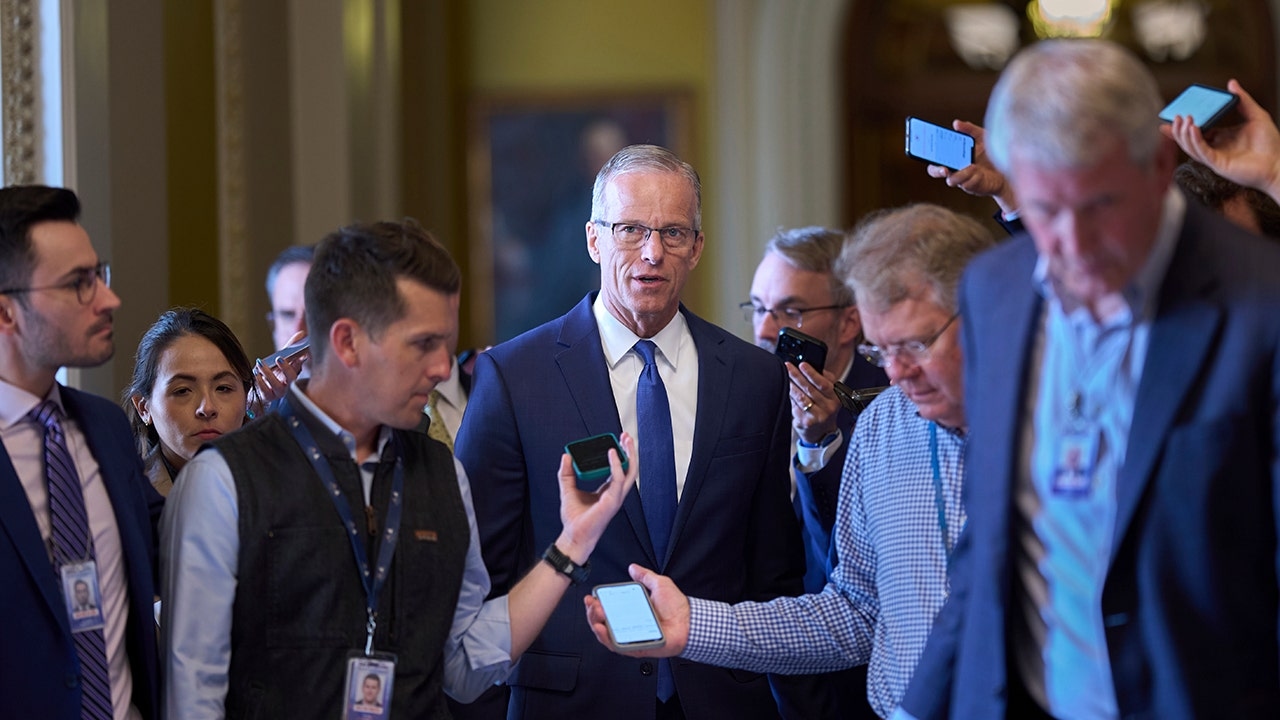 Thune advierte que Irán debería volver a la mesa de negociaciones "si son inteligentes"