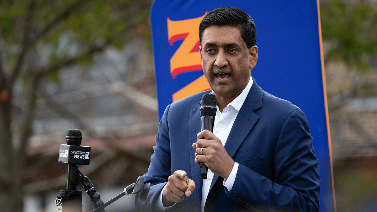 «Прогрессивные капиталисты» митингуют в поддержку кандидата от «демократических социалистов» на выборах мэра Нью-Йорка