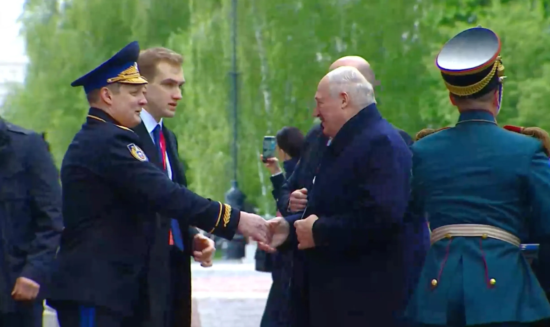 Alexander Lukashenko arriva alla parata della vittoria in Piazza Rossa con il figlio Nikolai