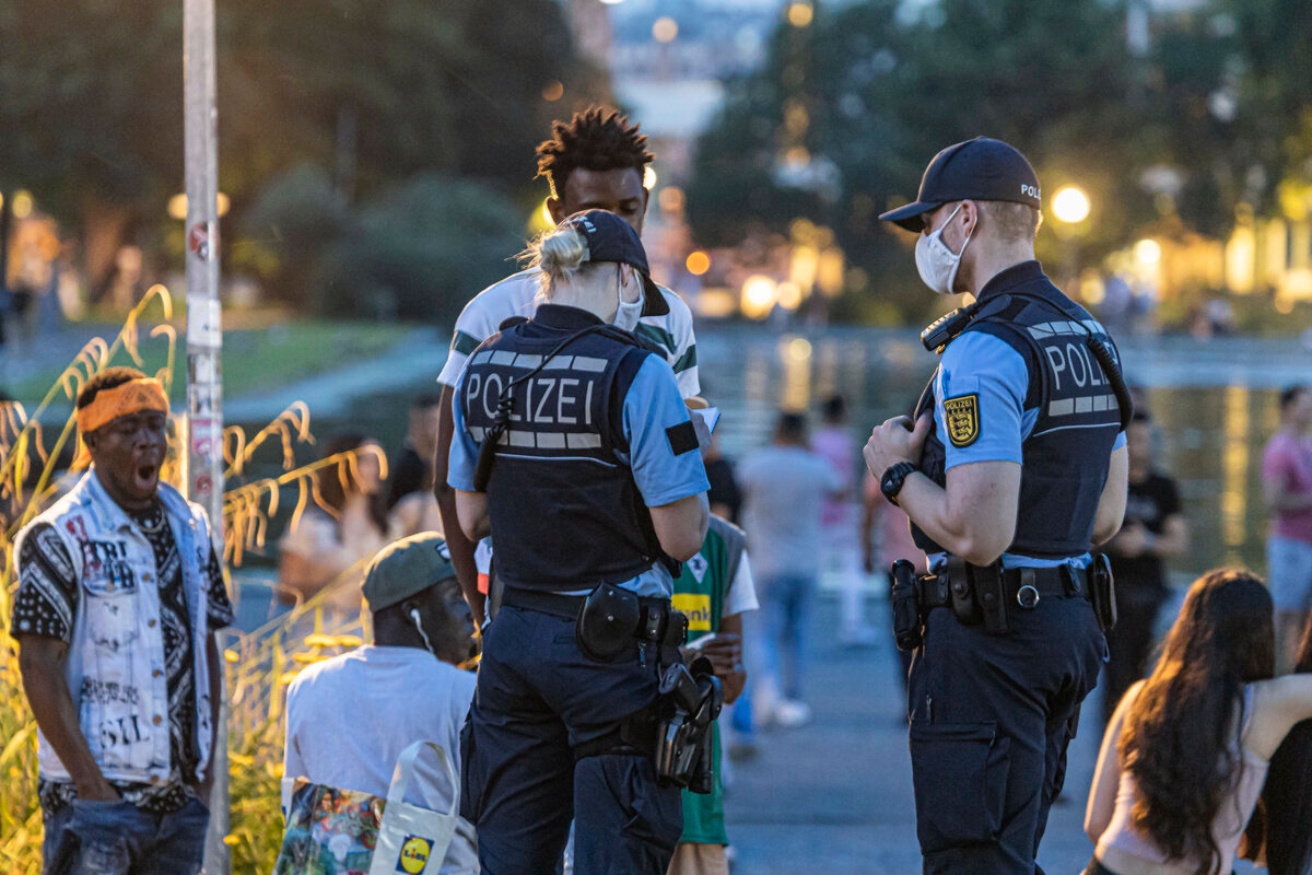 Acusação de discriminação racial: Mais e mais verificações policiais aleatórias