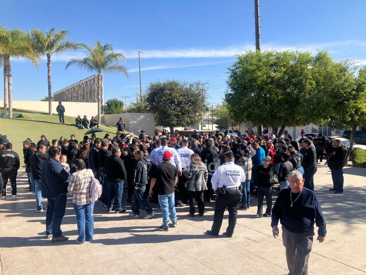 Merchants and street vendors demonstrate against Torreón City Hall