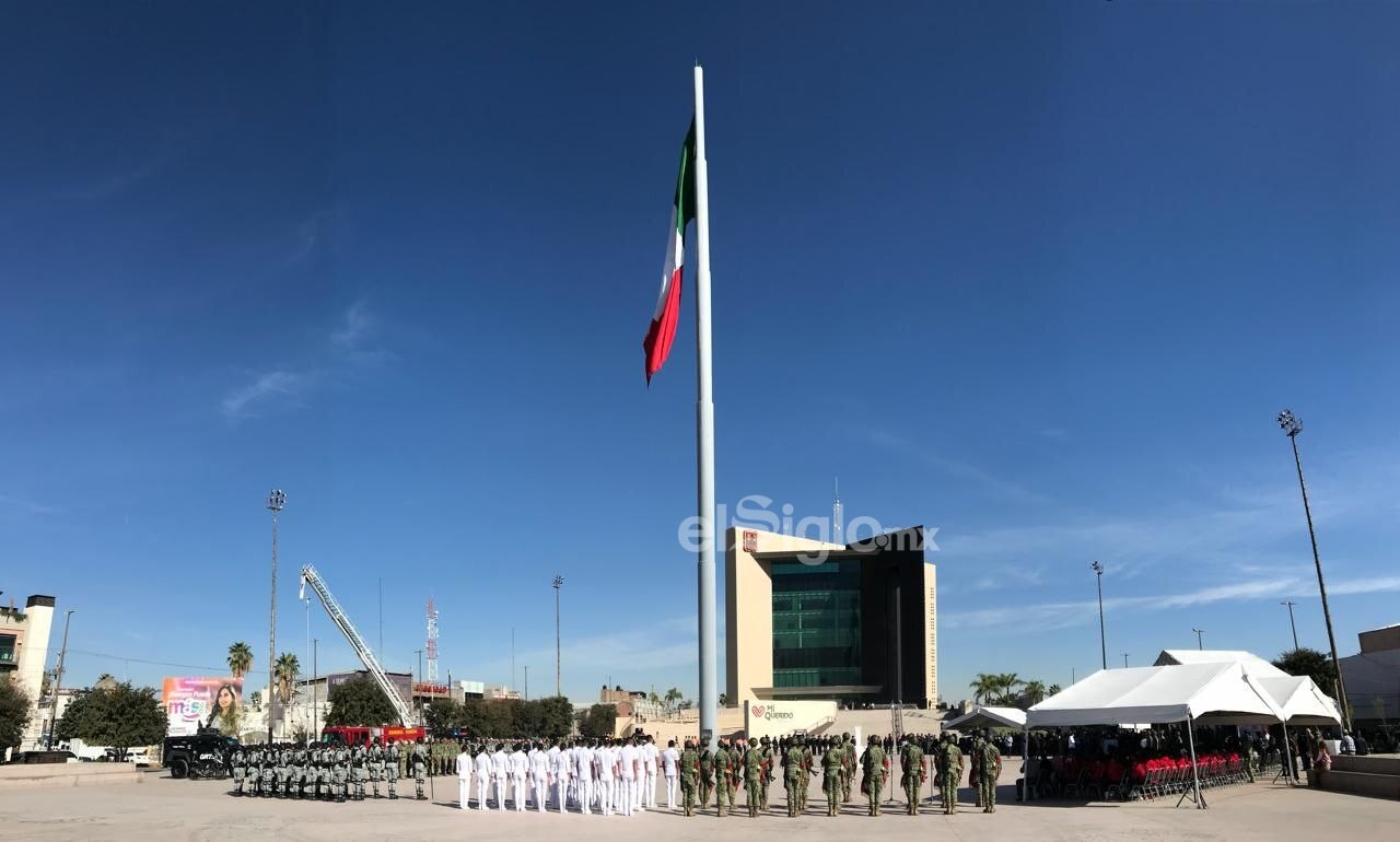 O Dia da Bandeira é comemorado na Plaza Mayor de Torreón