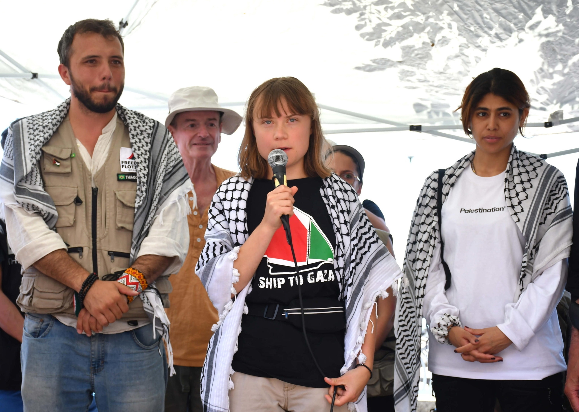 Il ministro della Difesa israeliano minaccia l'attivista Greta Thunberg e i membri dell'equipaggio della Madleen, una nave diretta a Gaza.