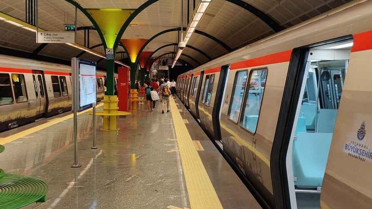 La Municipalidad Metropolitana de Estambul (IMM) publica un anuncio de transporte gratuito y un evento