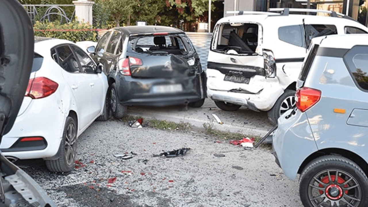 Betonmolen raakt auto, twee kinderen gewond