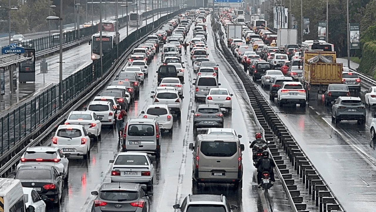 Escolas abriram, chuva forte começou e o trânsito foi bloqueado em Istambul