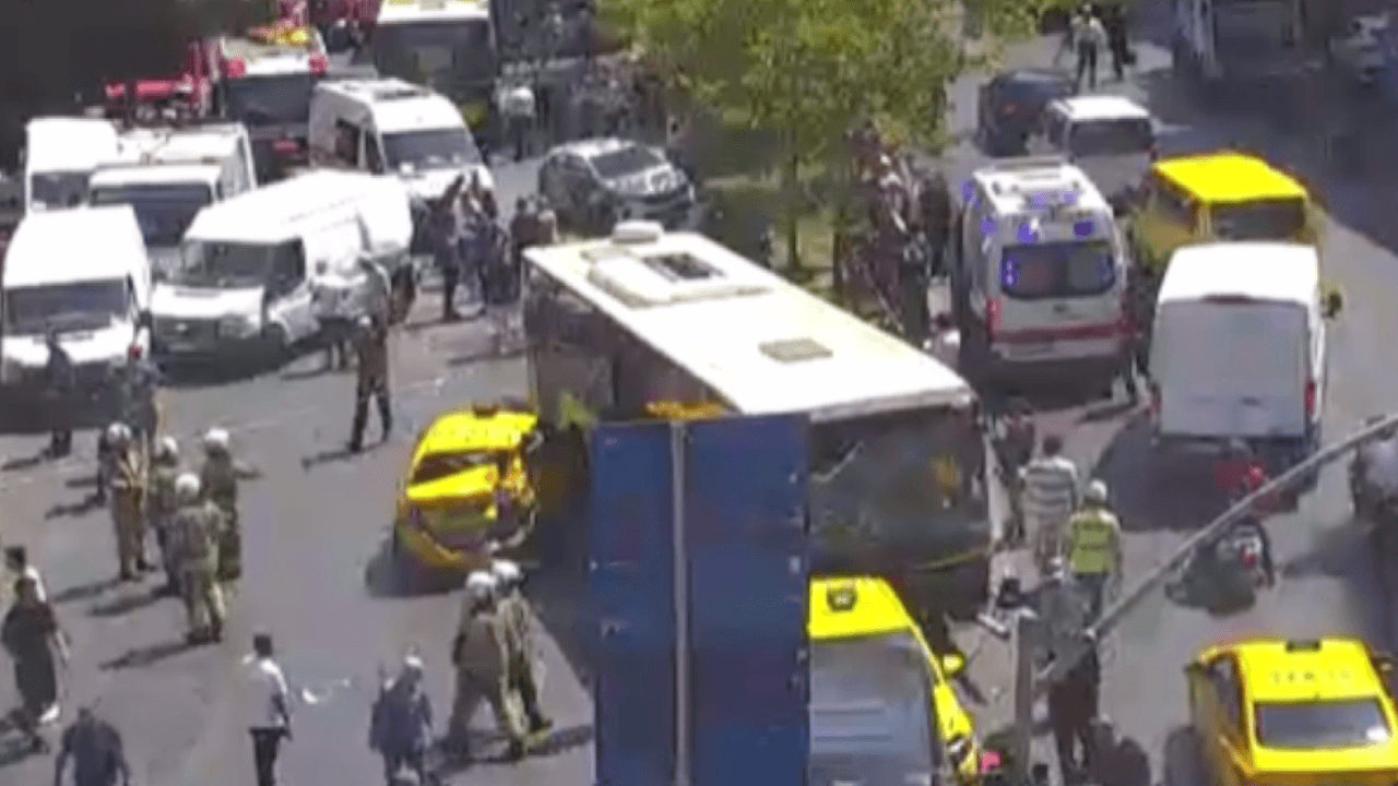¡Un taxi y un autobús de la IETT chocaron en Beyoğlu! Dos trabajadores de limpieza resultaron heridos en un choque múltiple entre nueve vehículos.