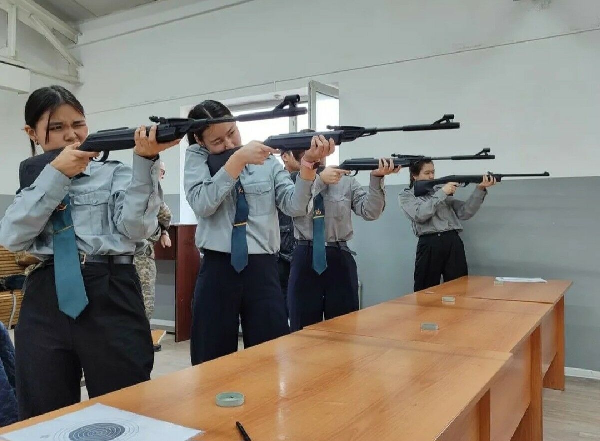 Fille avec un fusil