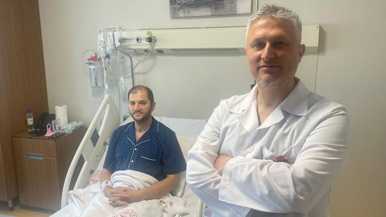 A un paciente con enfermedad aórtica se le trató con una incisión de 6 centímetros.