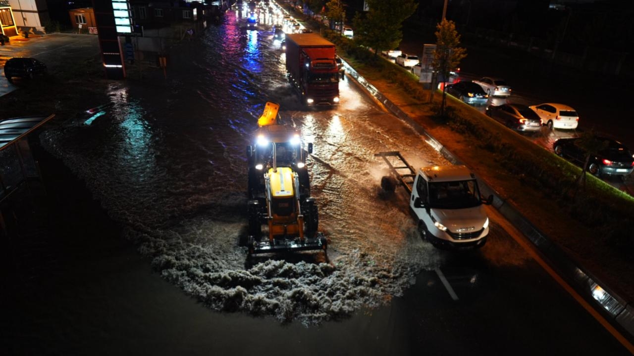 Ankara'da sağanak: Caddeler göle döndü