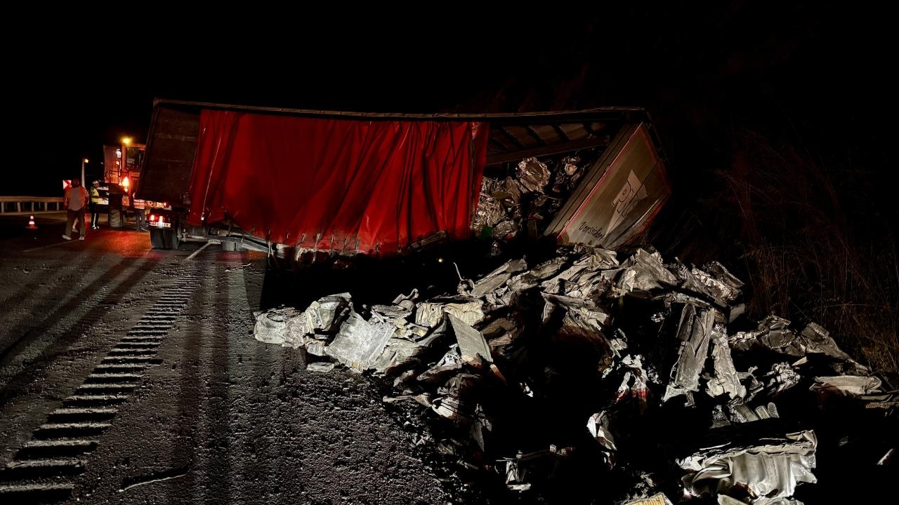 A truck overturned into a ditch on the Samsun-Ankara highway