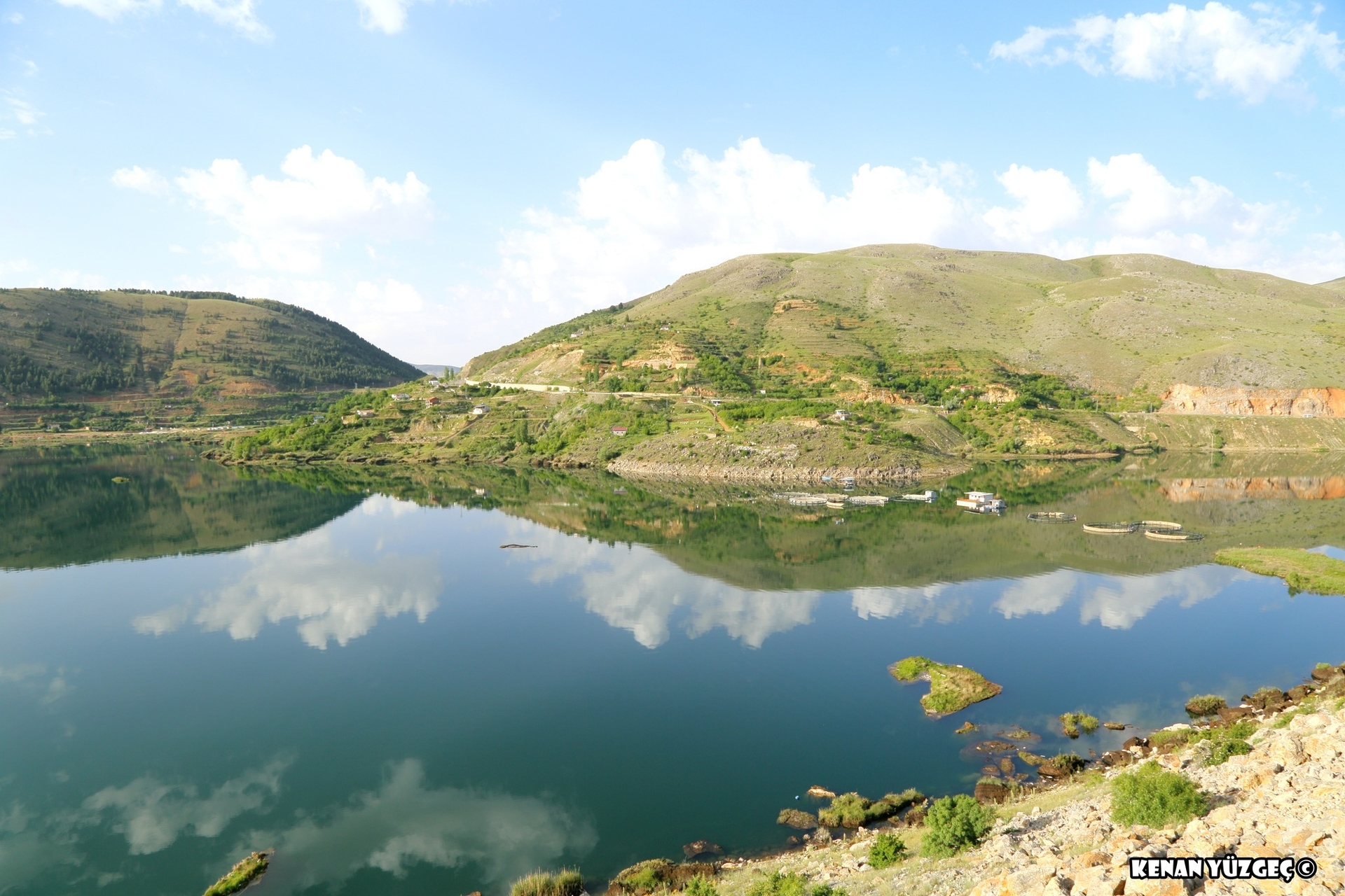 Introducción al lago de la presa Adıyaman Çelikhan Çat