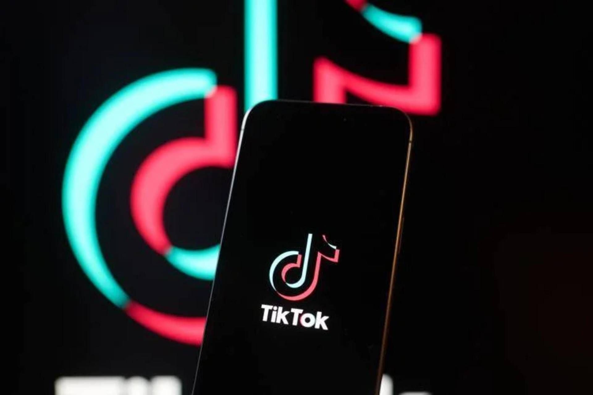 TikTok gebruikt AI voor moderatie in het Verenigd Koninkrijk, waardoor honderden banen verloren gaan