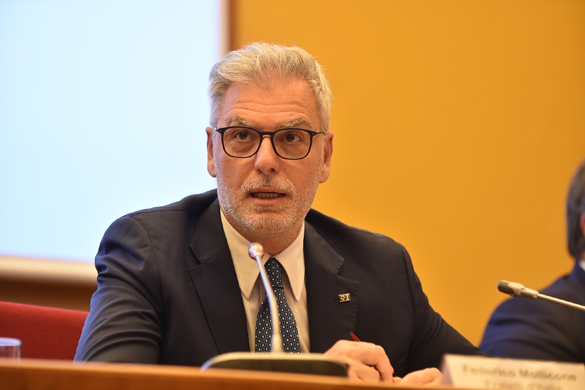 IA, İtalya hala durmuş durumda ancak hükümet hızlanıyor. Mollicone (FdI): "AB ile açığı kapatmak için bir milyar avro geliyor"