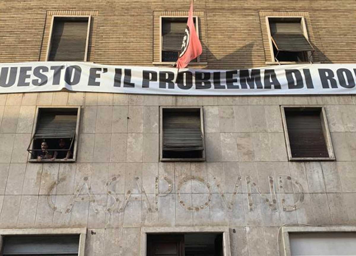 Occupazione CasaPound: "Da noi famiglie in stato di necessità. Lo stabile era vuoto quando siamo arrivati"