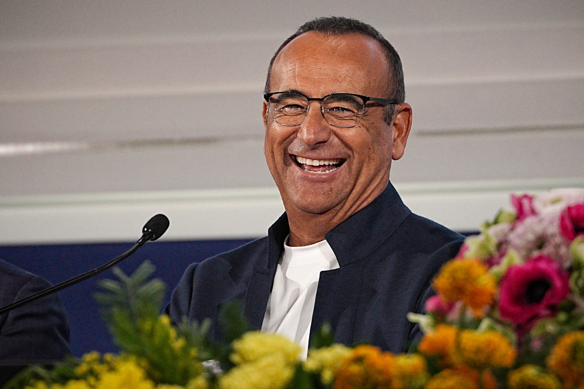 Sanremo 2026: Carlo Conti, büyük bir ismin ilk kez sahneye çıkmasına ve beklenmedik dönüşlere güveniyor: Festivalle ilgili tüm söylentiler.