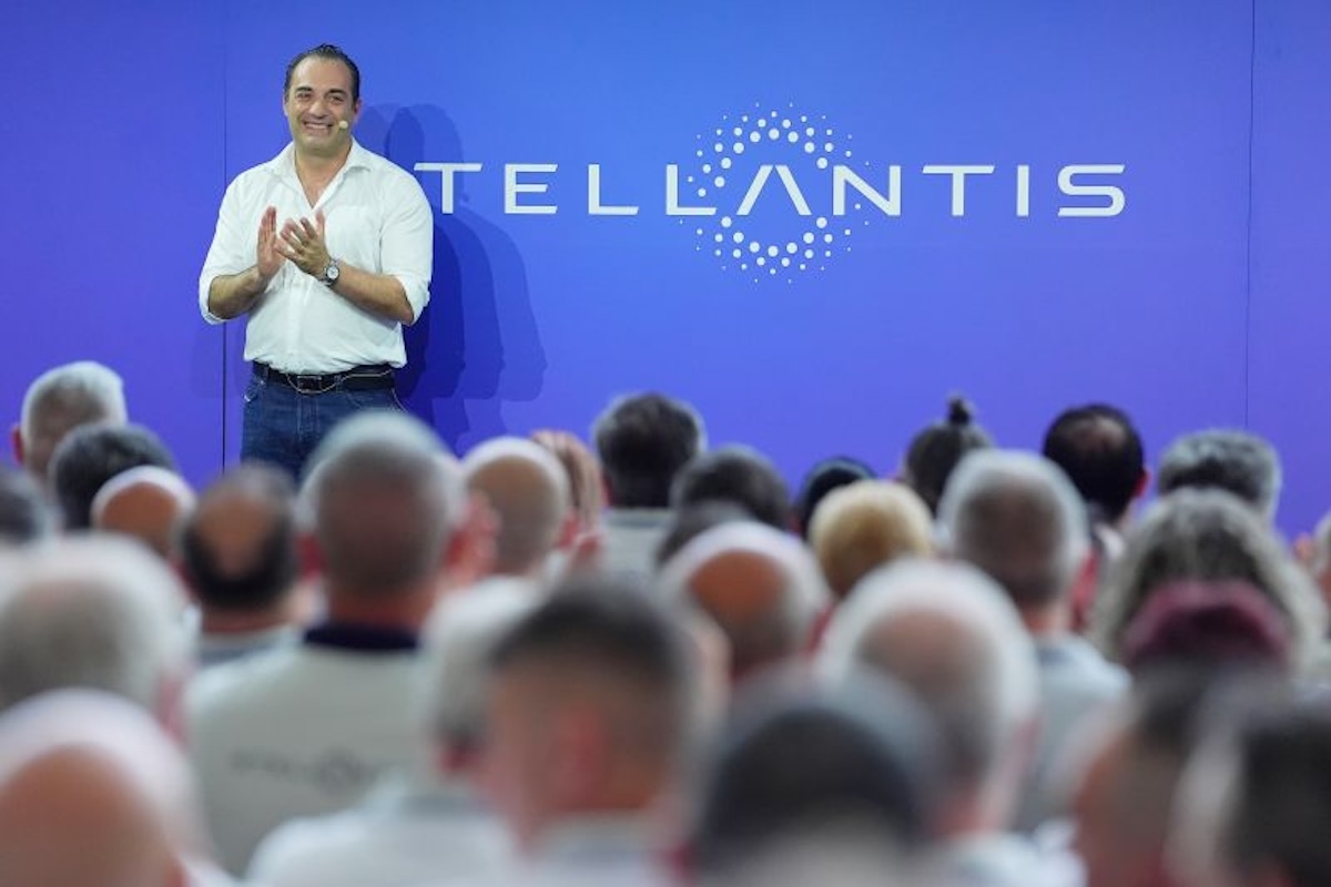 Transição verde e Stellantis, Filosa pressiona a UE: "As regras precisam ser mudadas, não há mais tempo." Urso anuncia reunião com o CEO.