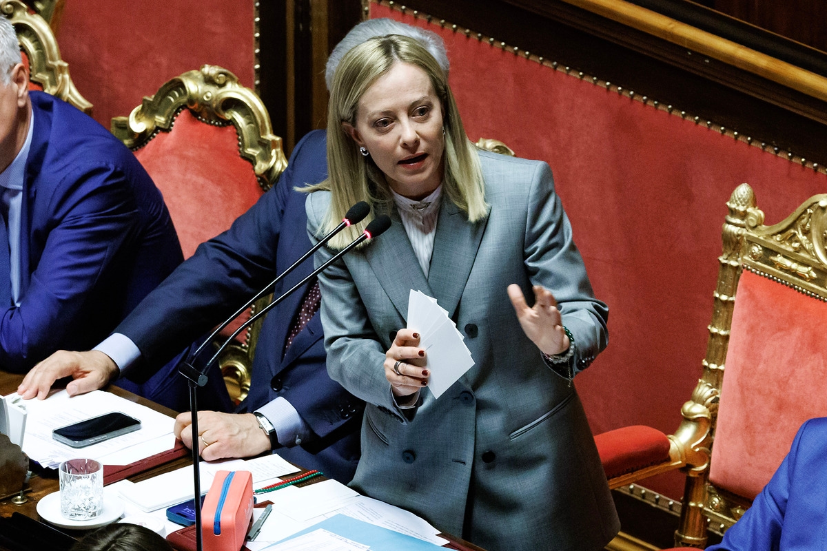 Senato'da Meloni: "İran'da savaş mı? Karmaşık bir durum. İtalyanlar dahil değil". Sonra Conte hakkında bir şaka