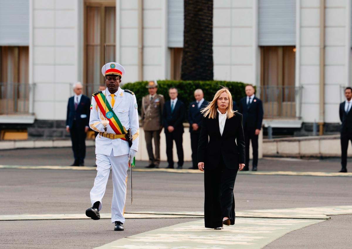 Zölle von 15 Prozent, Meloni aus Addis Abeba: „EU-USA-Abkommen? Ein positives Abkommen ohne verheerende Folgen.“ Angriffe der Opposition