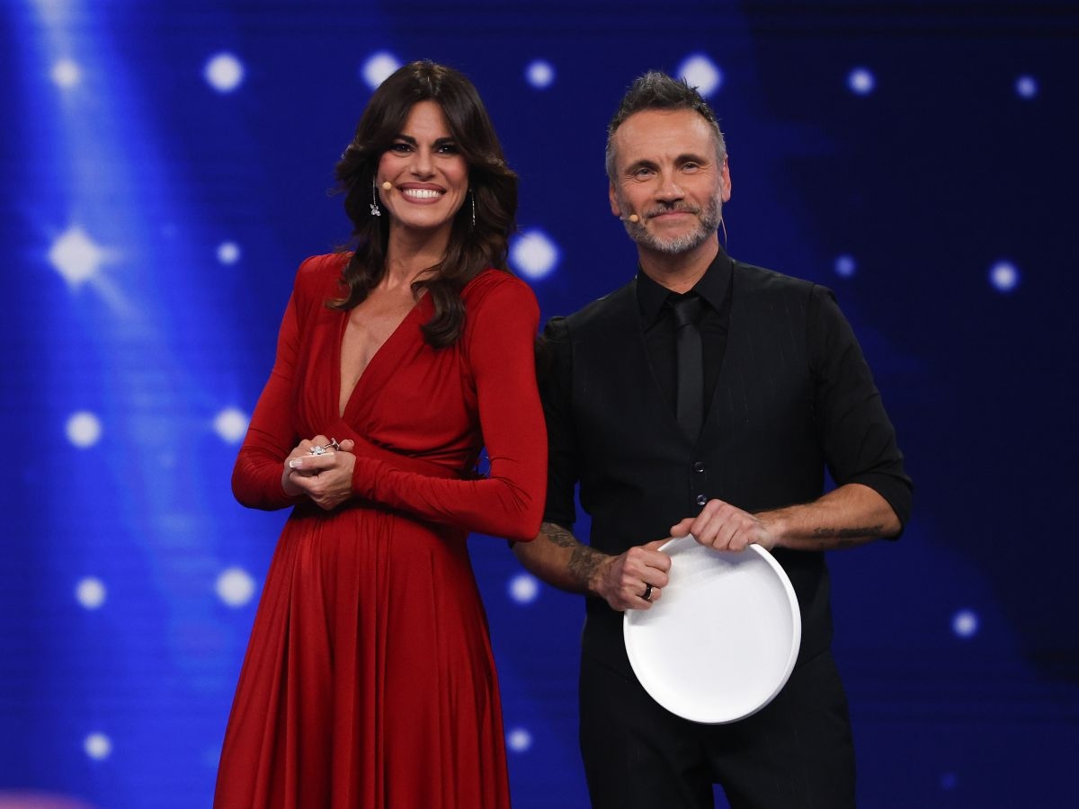 TV reytingleri/ Sokaktan sahneye, hatta tekrarlarda bile Rai1 izleyicileri beğeniyor ve kazanıyor. Canale 5 futbolu elmanın diğer yarısını alıyor
