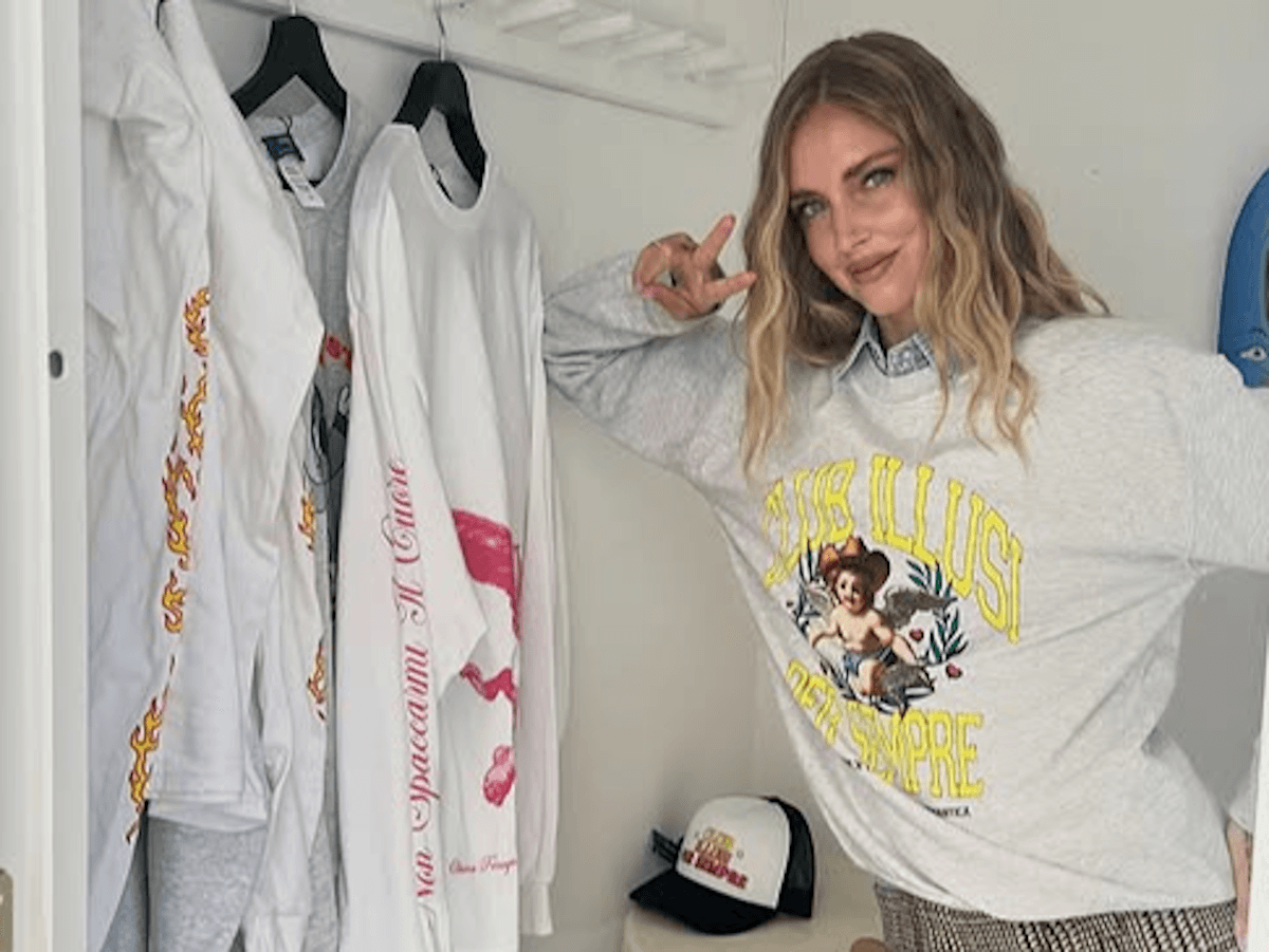 Chiara Ferragni begint haar "Romantische Revolutie" en is binnen een paar uur uitverkocht. Ze richt zich op de chronisch misleide en "onder de radar"-bewuste mensen. Van sleutelhangers tot sweatshirts, de verkoop ervan explodeert.