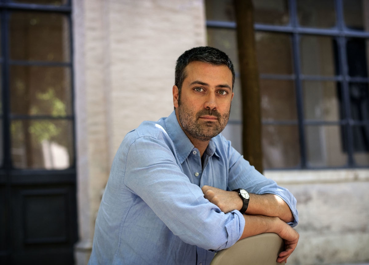 Chi è Andrea Bajani, il fresco vincitore del Premio Strega. I suoi libri tradotti in 17 Paesi