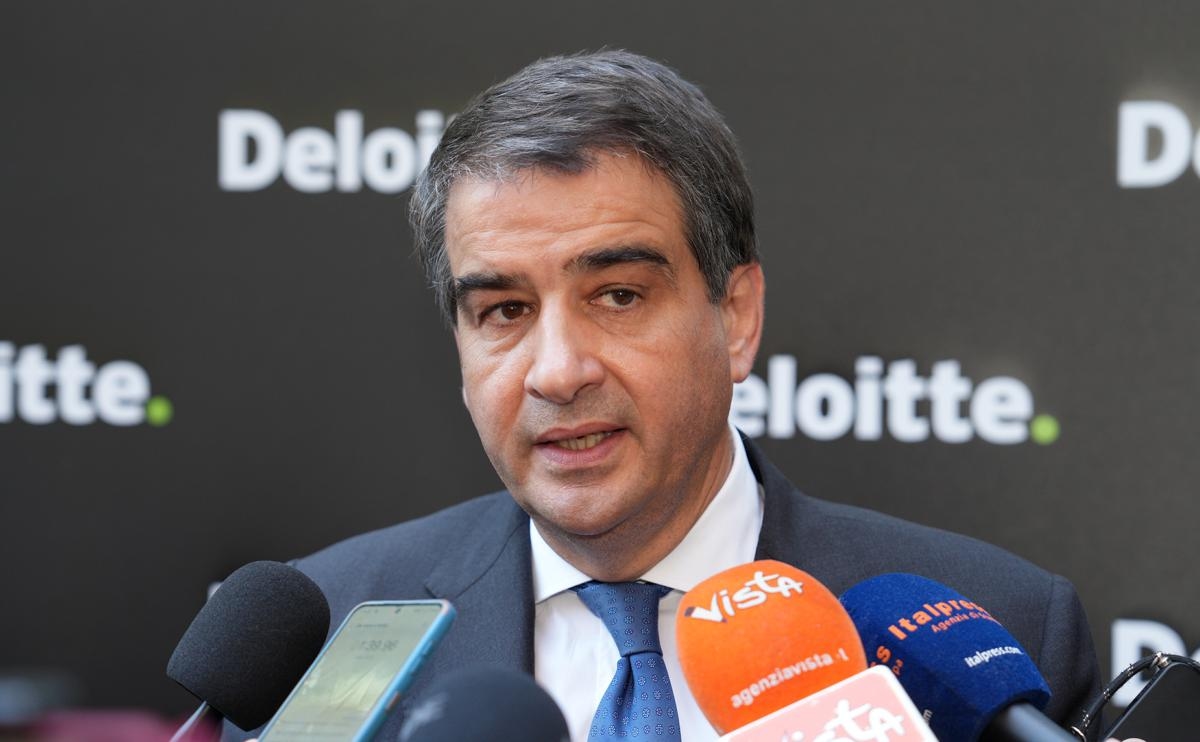 EU: Fitto, 'een grote markt die versterkt moet worden, het sleutelwoord is flexibiliteit' - Taken? 'Optimistisch over onderhandelingen met de VS. Von der Leyen zei dat...' - Affaritaliani.it video's