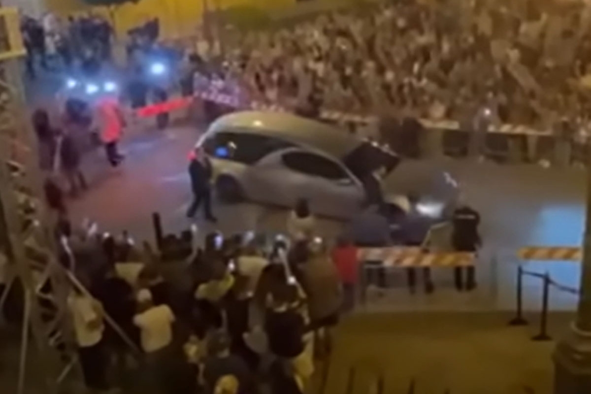 Pippo Baudo'nun tabutu Val di Catania'daki Militello'ya ulaştı ve kalabalıktan büyük alkış aldı.