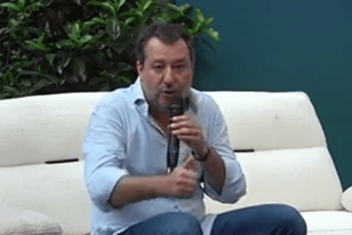 Salvini in der Versiliana: „Von der Leyen beim Gipfel mit Trump und Putin? Sie kann nur Getränke mitbringen.“