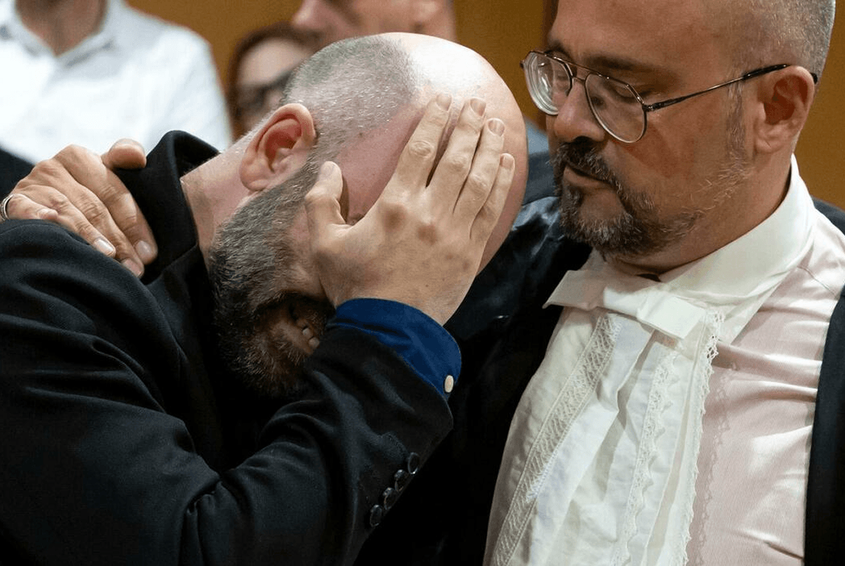 Saviano in tranen na veroordeling van baas: "Ze hebben mijn leven gestolen."