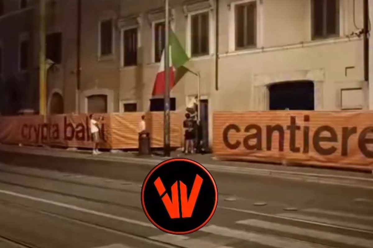 Roma, turisti strappano la bandiera italiana: il video della vergogna fa il giro del web