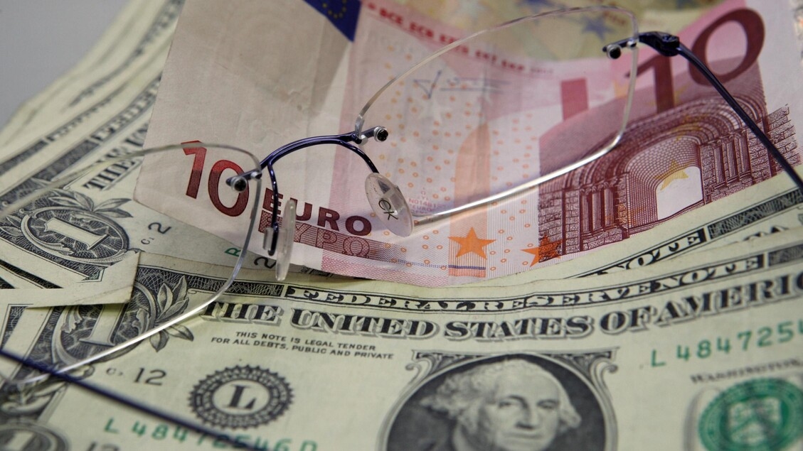 O euro está estável no início, sendo negociado a 1,1617 dólares