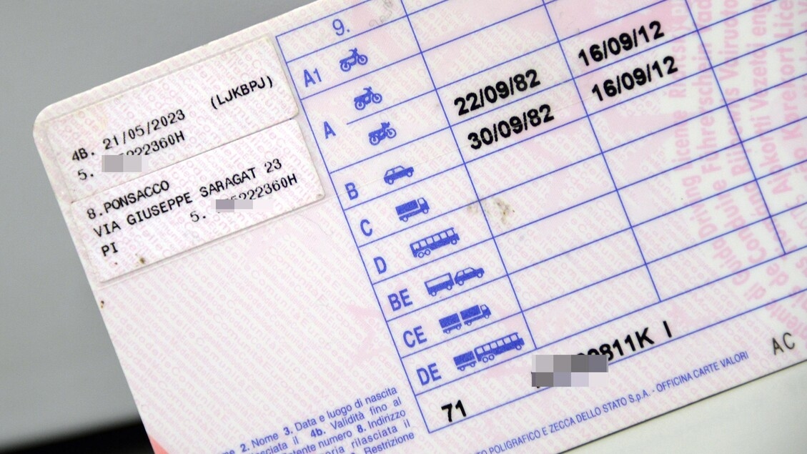 Sechs Personen wurden angezeigt, weil sie bei der Fahrprüfung Kopfhörer für Trinkgelder trugen