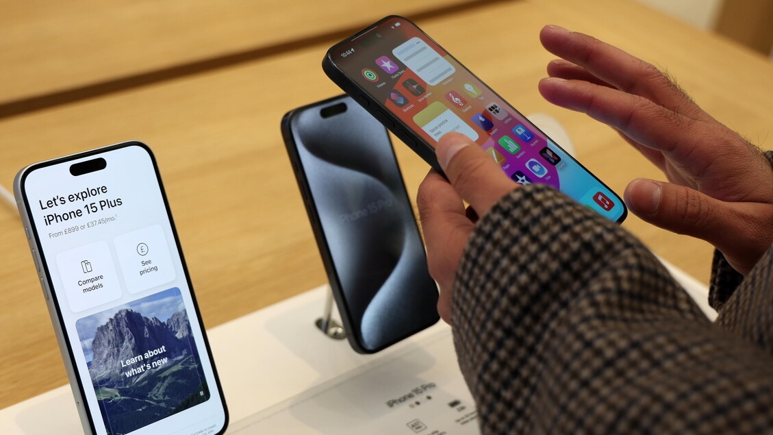 Britain gives up data battle with Apple after US pressure