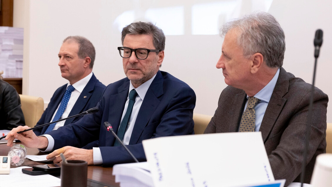 Préoccupations budgétaires : « L’impôt sur le revenu des particuliers avantage les riches. » Giorgetti : « Nous protégeons les personnes à revenus moyens. »