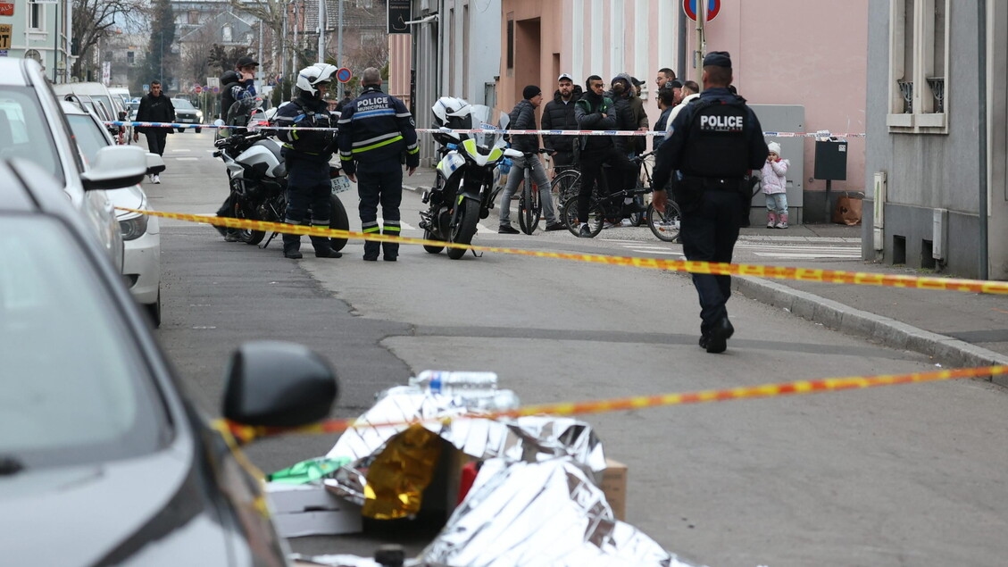 Man Throws Knives at Police in Paris, Killed