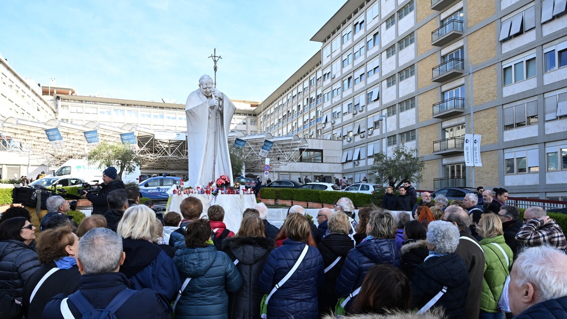 Los datos del TAC del Papa son previsibles para hoy, 'sigue con terapias, incluido oxígeno, está en un sillón'