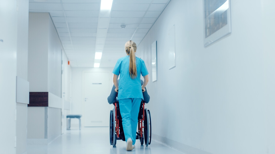 Die Pflegehelferin kommt, auch um bei der Betreuung chronisch kranker und behinderter Patienten zu helfen