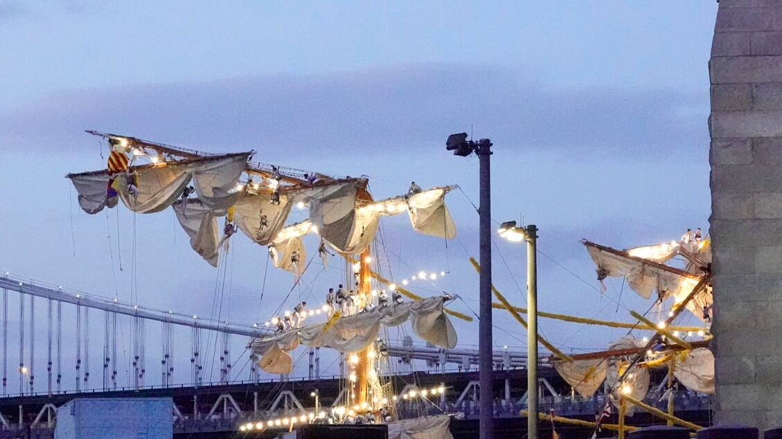 Dos muertos en un accidente de barco en el puente de Brooklyn