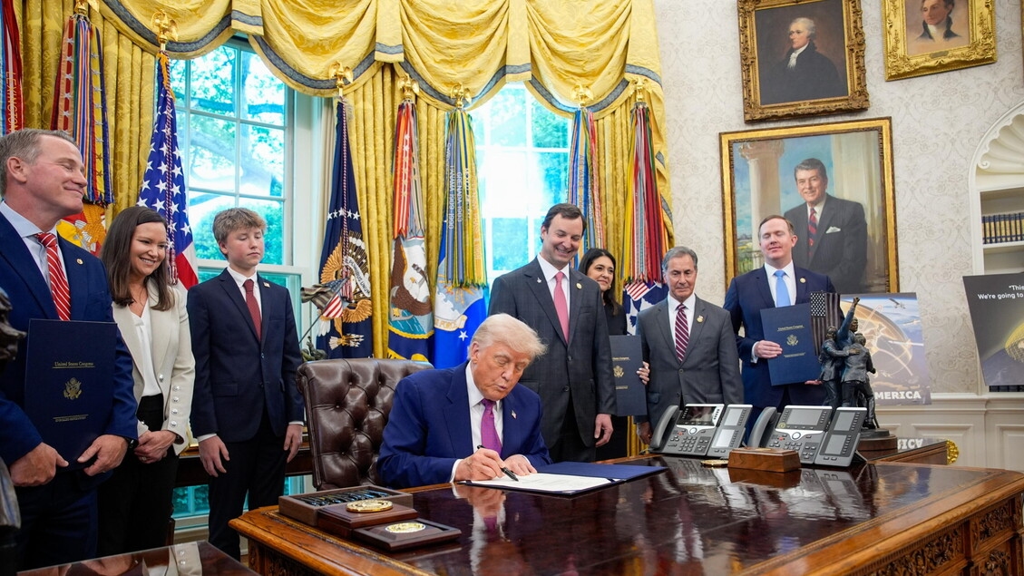Trump signe un programme pour stopper « l'invasion » des migrants illégaux