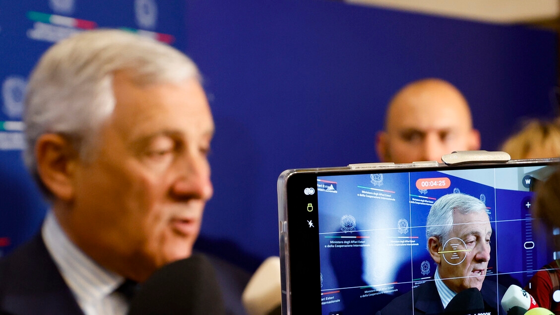 Tajani parlamentoya gidiyor, muhalefetle çatışıyor