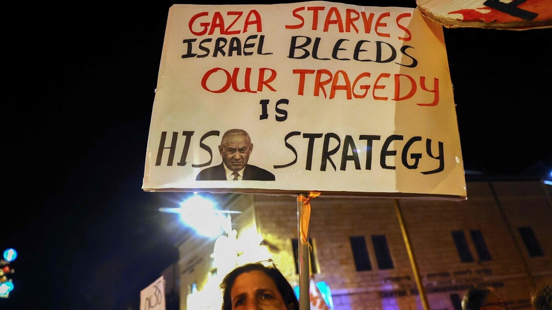 Protesters set fire to dumpsters around Netanyahu's home