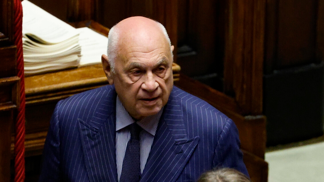 De regering en de nationale vereniging van magistraten botsen over de Almasri-zaak, wat Nordio woedend maakt.