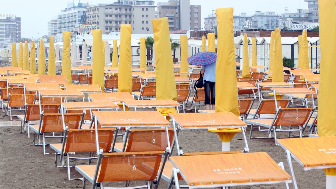 Botsingen over lege stranden, oppositie dringt aan op loonsverhoging