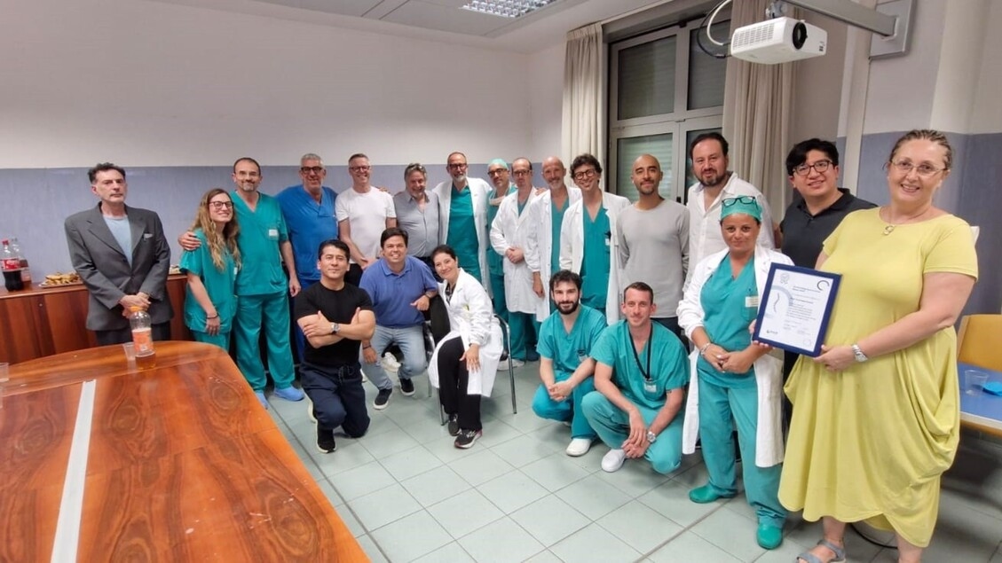 Grande cirurgia em Pisa, coluna reconstruída