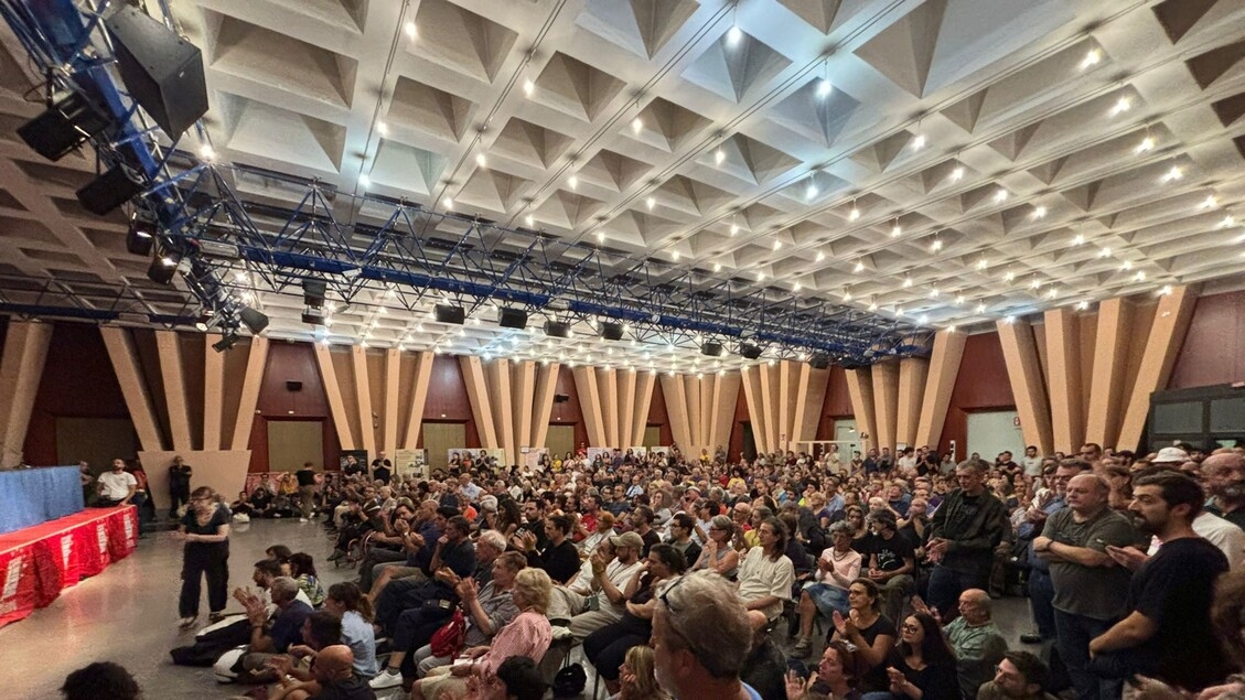 Mais de 500 pessoas compareceram à reunião pública de Leoncavallo em Milão.