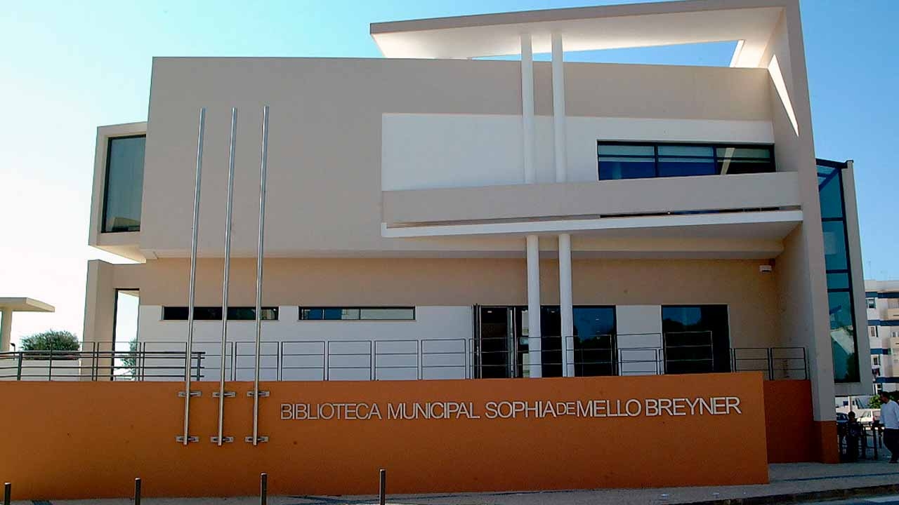 Guilherme d'Oliveira Martins dona centinaia di libri alla Biblioteca municipale di Loulé
